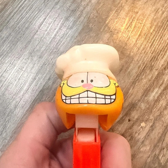 Pez Dispenser - GARFIELD - GARFIELD IN CHEF'S HAT - Picture 2 of 5